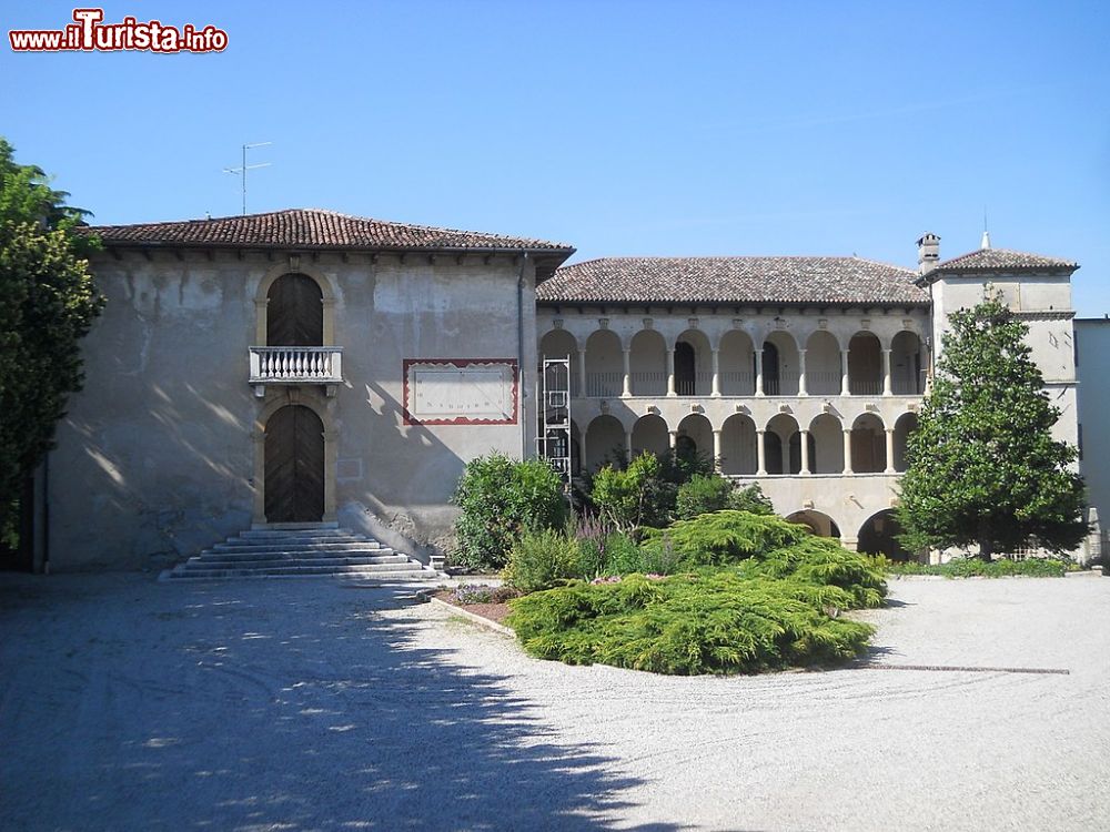 Immagine La bella Villa Spinola a Bussolengo in provincia di Verona (Veneto) - © Adert, CC BY-SA 4.0, Wikipedia