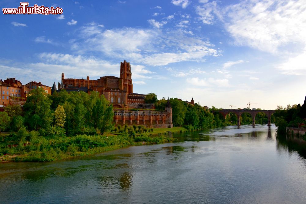 Immagine La bellissima Cathédrale de Sainte-Cécile, il Palais de la Berbie e il fiume Tarn: sono questi alcuni dei simboli della città di Albi (Francia).