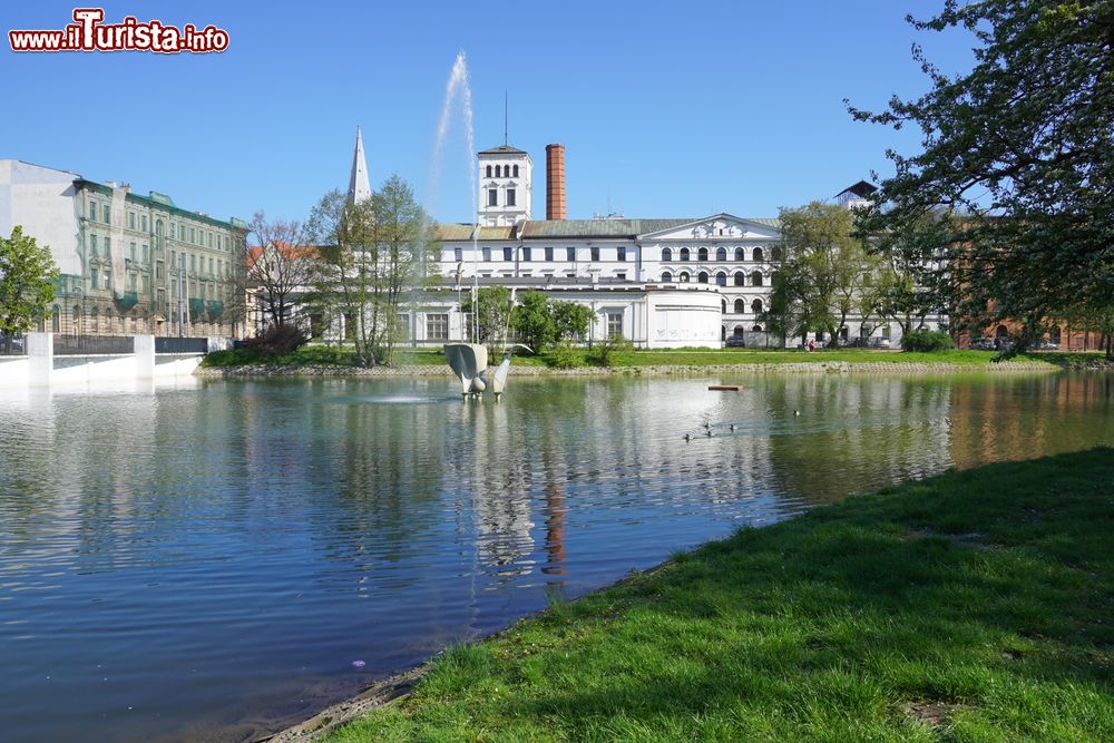 Immagine La Biala Fabryka e il Museo della Tessitura a Lodz, Polonia. Il grande complesso occupato dagli stabilimenti di produzione tessile di Ludwik Geyer, conosciuto come "Fabbrica Bianca", è oggi la sede del Museo centrale della Tessitura che organizza fra l'altro la più grande mostra di arte tessile contemporanea del mondo.