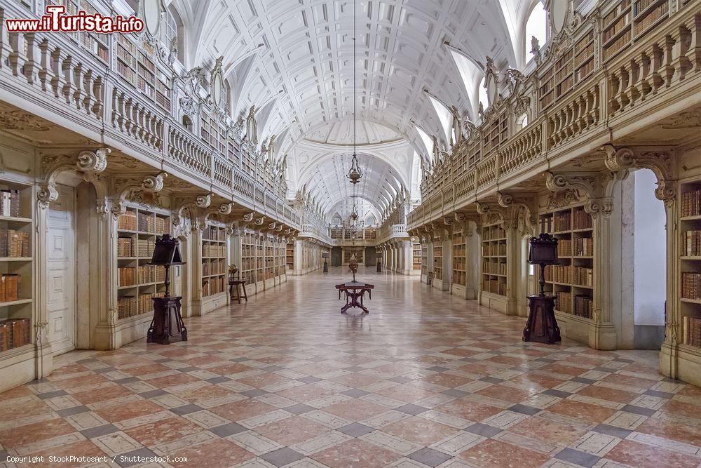 Immagine La biblioteca del Palazzo Nazionale di Mafra, Portogallo. Lunga oltre 80 metri e alta 13, è opera dell'architetto Manuel Caetano de Sousa che la realizzò in stile rococò - © StockPhotosArt / Shutterstock.com