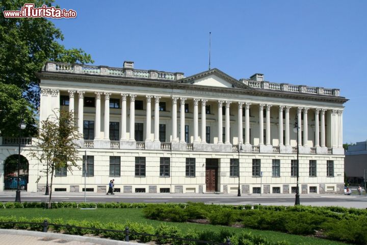 Immagine La biblioteca di Poznan, Polonia - Richiama la facciata orientale del Louvre il magnifico colonnato della biblioteca cittadina. L'edificio venne costruito nella metà del XIX° secolo grazie alle donazioni di Edward Raczynscy, politico e scrittore polacco nonchè presidente del governo in esilio dal 1979 al 1986, a cui deve il proprio nome © Pawel Kielpinski / Shutterstock.com