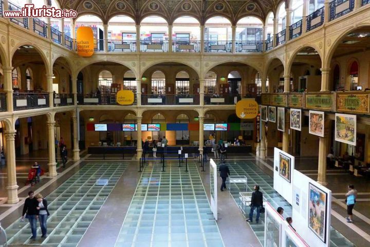 Immagine La Biblioteca Salaborsa a Bologna, Emilia Romagna. Si trova all'interno di Palazzo d'Accursio nel centro storico di Bologna. E' stata inaugurata nel 2001 - © Lorenzo Gaudenzi - CC BY-SA 3.0 - Wikipedia