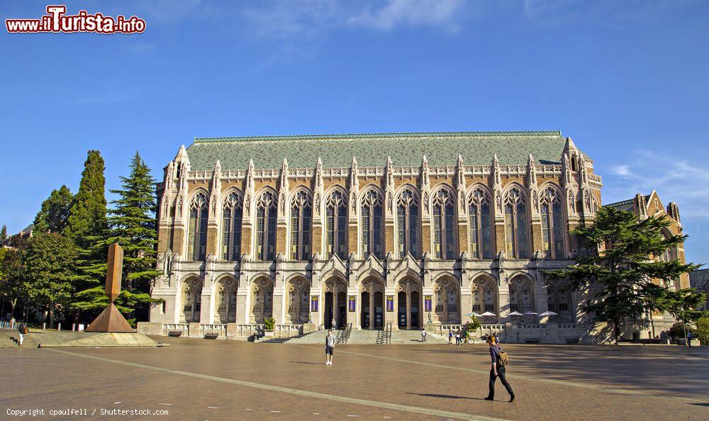 Immagine La biblioteca Suzzallo all'Università di Seattle, Washington, vista dalla Piazza Rossa. Questo sontuoso edificio prende il nome da Henry Suzzallo, rettore dell'università sino al 1926 - © cpaulfell / Shutterstock.com