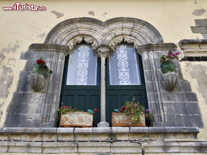 Immagine La celebre bifora di Savoca, un'antica finestra in pietra in uno storico palazzo del borgo della Sicilia - © Angelo Giampiccolo / Shutterstock.com