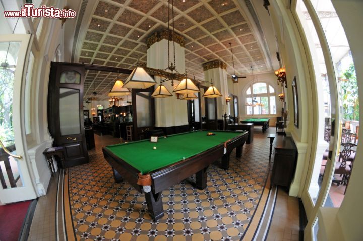 Immagine La Billiard Room del Raffles Hotel, Singapore. Vera e propria istituzione di Singapore, questa sala vanta ancora oggi la presenza di uno dei 5 tavoli da biliardo originali della fine del 1800 su cui gli ospiti possono giocare. Dai soffitti pendono bei lampadari e sul pavimento ci sono mattonelle repliche delle originali. Nel 1902 l'ultima tigre di Singapore, fuggita da un circo itinerante nelle vicinanze, fu uccisa proprio nella Billiard Room - © Sonja Vietto Ramus