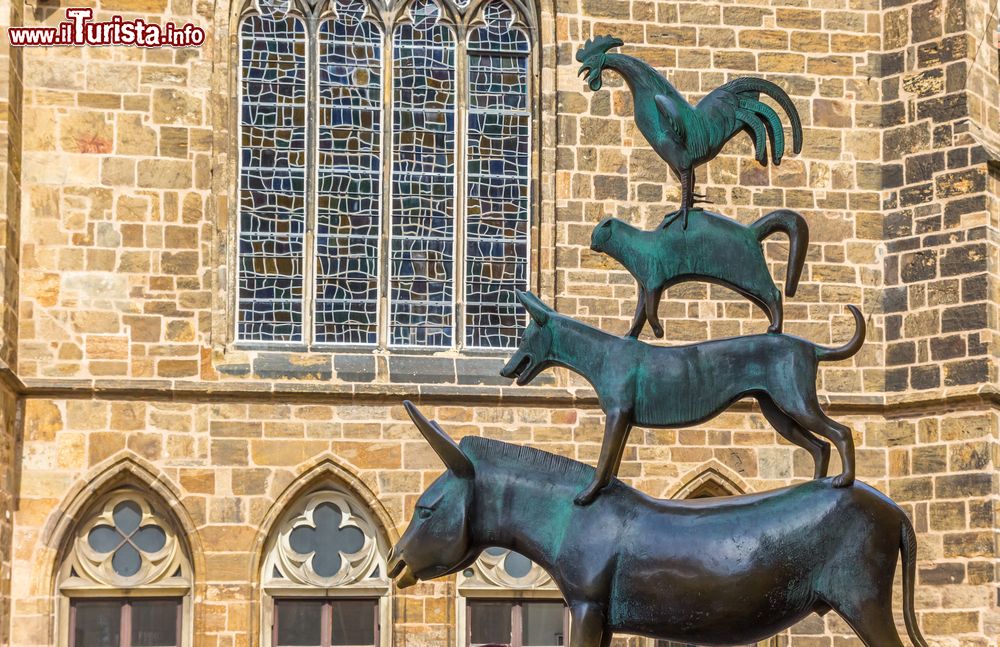 Immagine La Bremen Town Musicians Statue a Brema, Germania. Questo monumento di Brema, uno dei più famosi della città, è dedicato ai quattro protagonisti della fiaba "I musicanti di Brema" dei fratelli Grimm: realizzata da Gerhard Marcks raffigura un asino, un cane, un gatto e un gallo - © Marc Venema / Shutterstock