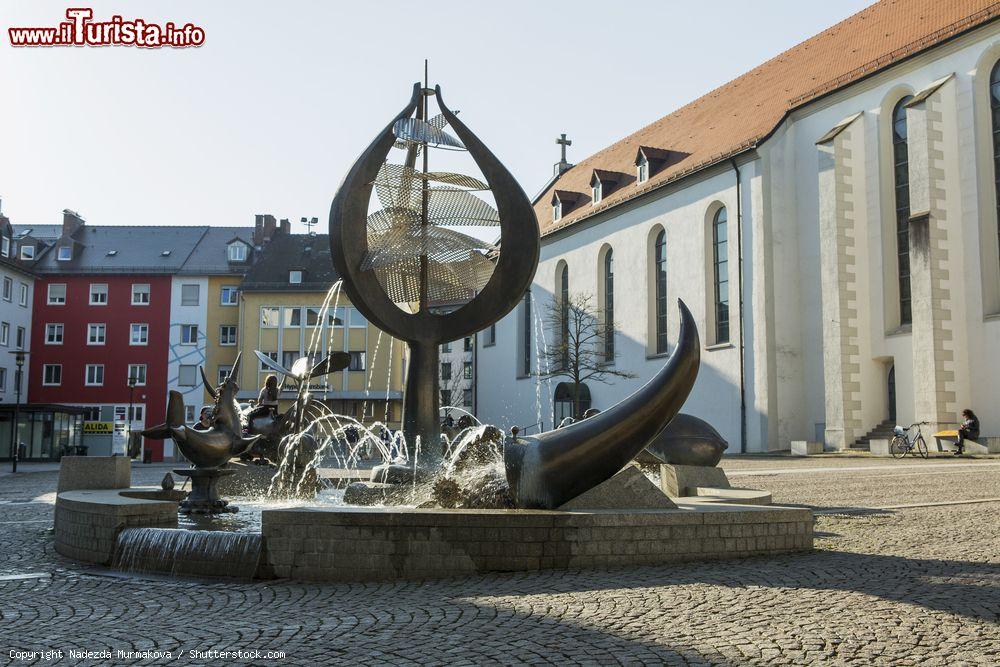 Immagine La Buchhornbrunnen e la chiesa di St. Nikolaus nel centro di Friedrichshafen (Germania) - © Nadezda Murmakova / Shutterstock.com