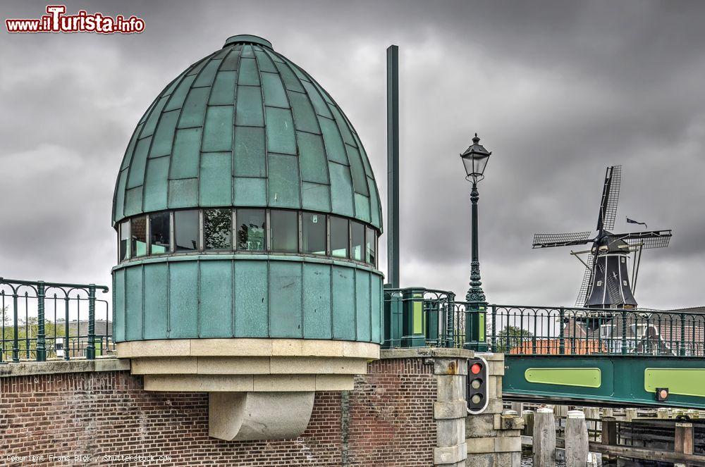 Immagine La cabina rotonda sul ponte Catharijne a Haarlem con il tetto e le pareti in rame patinato (Olanda). Sullo sfondo, un mulino a vento - © Frans Blok / Shutterstock.com