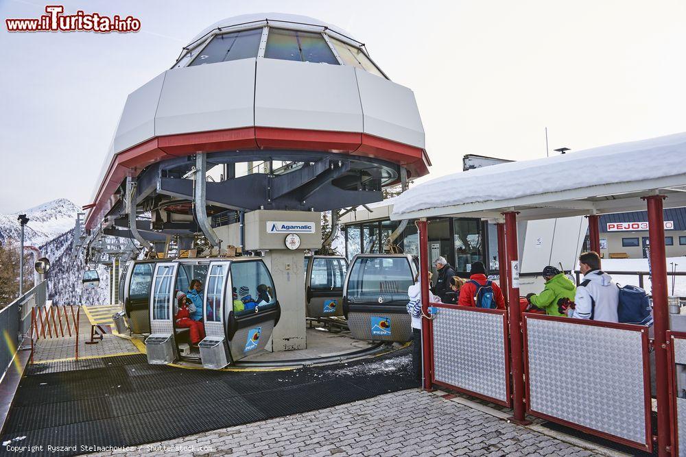 Immagine La cabinovia del villaggio di Pejo, Trentino Alto Adige. Per gli appassionati di sci sono a disposizione una telecabina ad agganciamento automatico, tre seggiovie, una sciovia e un tapis roulant per i più piccoli - © Ryszard Stelmachowicz / Shutterstock.com