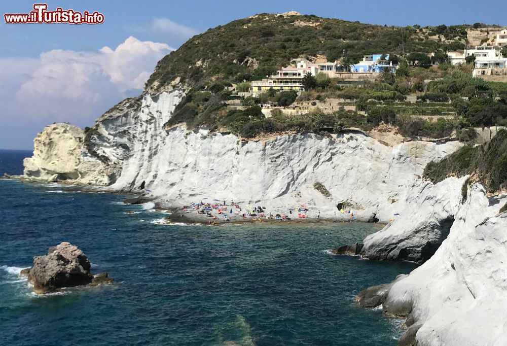 Immagine La Caletta, la costa selvaggia dell'Isola di Ponza nel Lazio