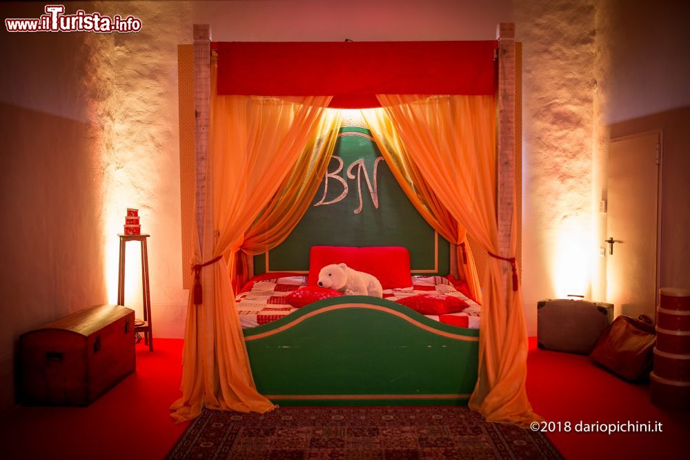 Immagine La camera da letto di Babbo Natale nel castello di Montepulciano, provincia di Siena.