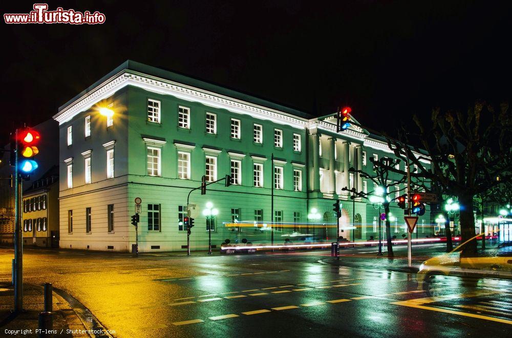 Immagine La Camera di Commercio di Wiesbaden, Germania, fotografata di notte. Si trova in Wilhelmstraße, ai civici 24-26, ed è ospitata in un palazzo con l'ingresso caratterizzato da colonne in stile neoclassico - © PT-lens / Shutterstock.com