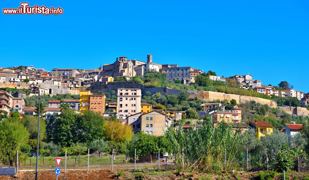 Immagine La campagna di Ferentino con il borgo medievale, provincia di Frosinone, Lazio.
