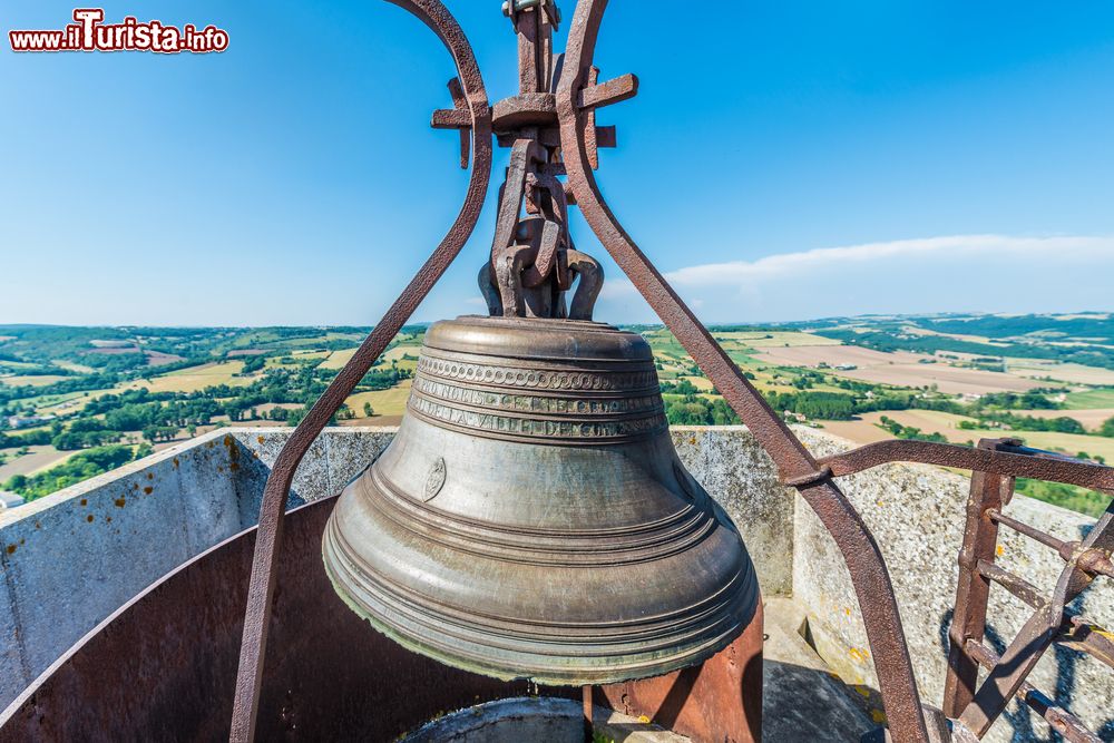 Immagine La campana della chiesa di San Michele a Cordes-sur-Ciel, Francia. Il panorama che si può ammirare da qui è mozzafiato.