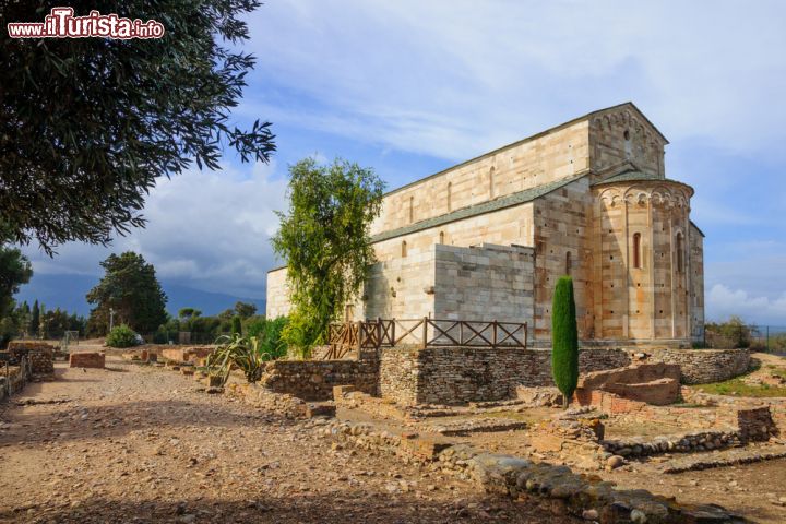 Immagine La Canonica di Lucciana in Corsica. L'antica chiesa è il monumeno insigne del borgo corso