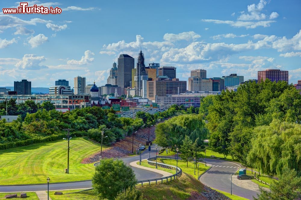 Immagine La capitale del Connecticut, Hartford, vista dal parco di Charter Oak Landing (USA).
