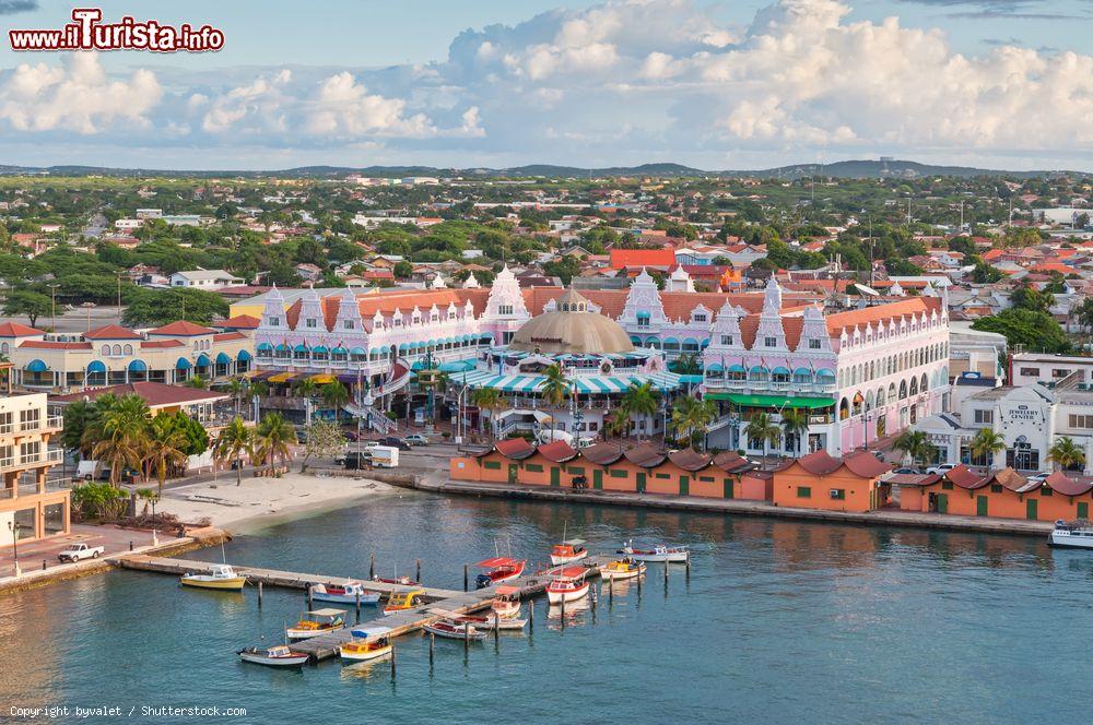 Immagine La capitale di Aruba, Oranjestad  fotografata dall'alto - © byvalet / Shutterstock.com