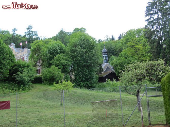 Immagine La cappella a fianco del Castello di Vagen, purtroppo la struttura non è visitabile anche se molti la conoscono perchè viene utilizzata per la registrazione della serie tv Tempesta d'amore - © Irmgard (Sucomo) - CC BY-SA 3.0  Wikimedia Commons