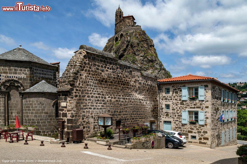 Immagine La cappella cattolica romanica di Saint Michel-d'Aiguilhe a Le Puy-en-Velay, Francia. Dal 1840 è monumento storico francese - © Steve Allen / Shutterstock.com