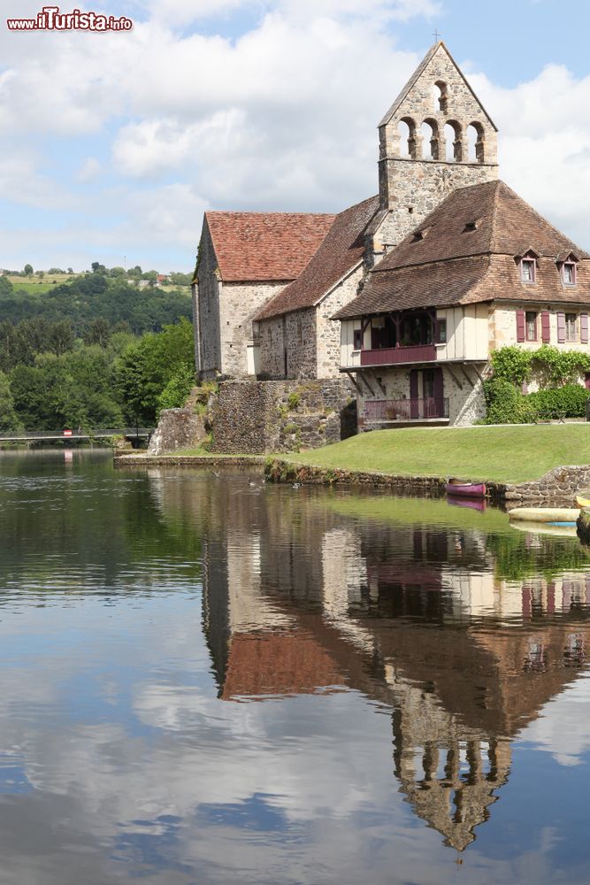 Immagine La Cappella dei Penitenti lungo il fiume Dordogne a Beaulieu, Francia. Costruita nel XII° secolo, si rispecchia nelle acque della Dordogne e ospita il museo di storia locale.