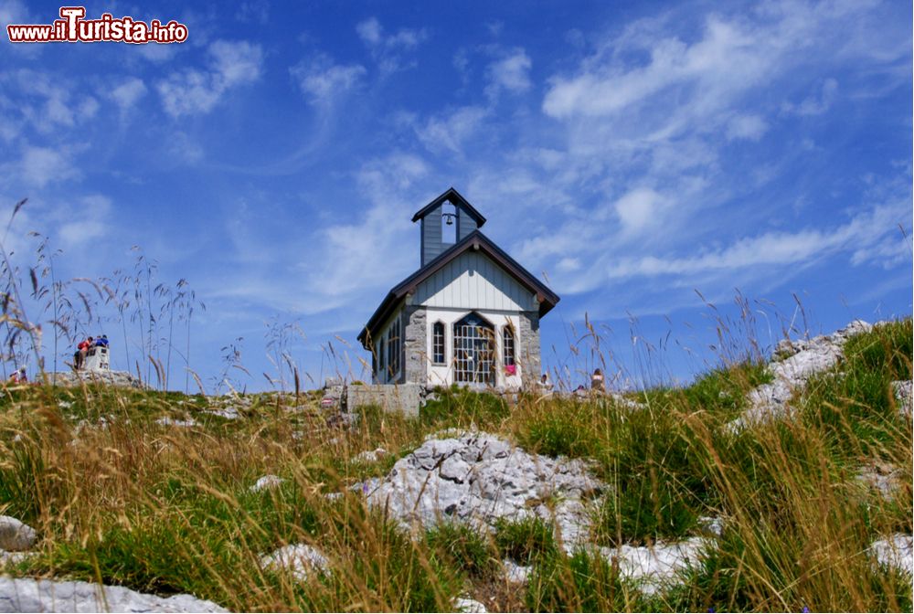 Immagine La cappella del Cristo redentore sulla cima del Matajur, la montagna che domina Pulfero in Friuli Venezia GIulia