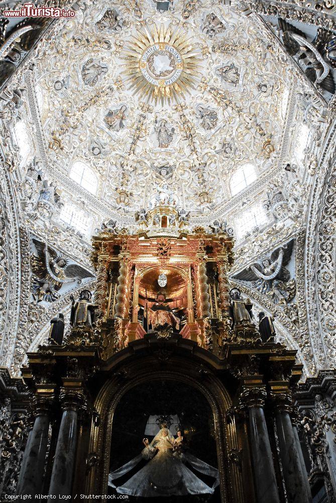 Immagine La Cappella del Rosario nella chiesa di San Domenico a Puebla, Messico. L'interno è completamente decorato da intagli dorati - © Alberto Loyo / Shutterstock.com