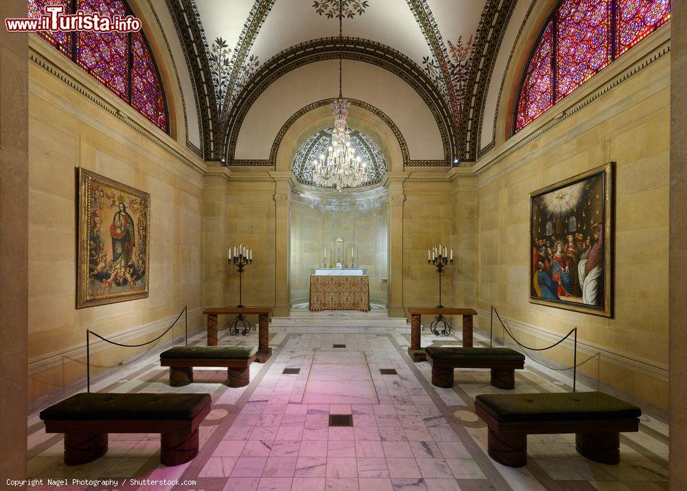 Immagine La cappella della cattedrale di Santa Cecilia a Omaha, Nebraska, USA. Le belle vetrate istoriate lasciano filtrare dai lati una suggestiva luce violacea - © Nagel Photography / Shutterstock.com