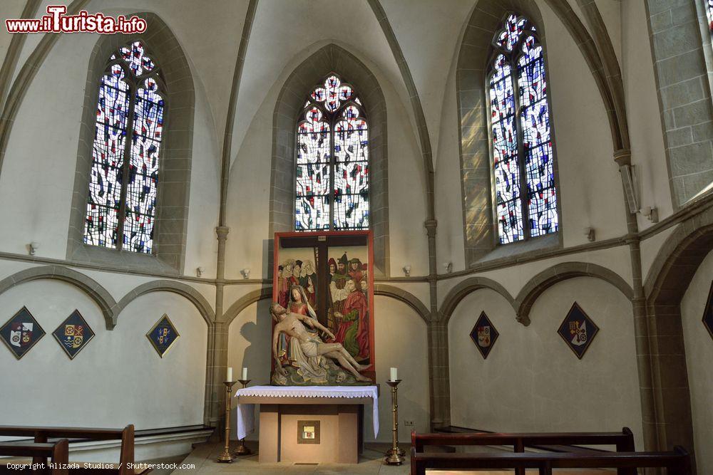 Immagine La cappella di Maria nel duomo di San Pietro a Osnabruck, Germania. Di grande importanza sono la statua in ceramica, i dipinti e le vetrate colorate - © Alizada Studios / Shutterstock.com