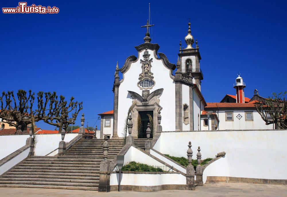 Immagine La cappella di Nostra Signora di Agonia a Viana do Castelo, Portogallo. Questa bella chiesetta in granito è stata costruita nel XVIII° secolo in stile barocco. Sullo sfondo, un faro.