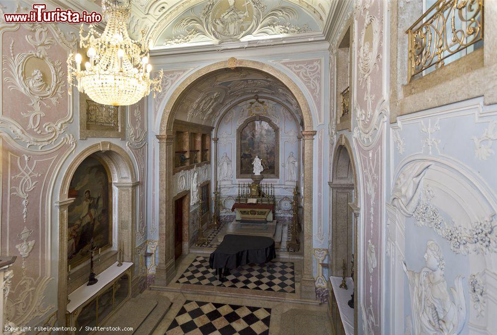 Immagine La Cappella di Our Lady of Mercy del palazzo di Oeiras, Portogallo. Di grande prestigio sono le ricche decorazioni in stucchi, affreschi e statue - © ribeiroantonio / Shutterstock.com