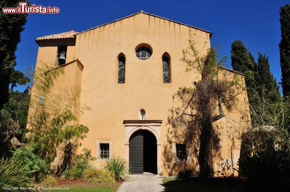 Immagine La cappella di Saint Francois-de-Paule a Bormes-les-Mimosas, Francia. E' stato dichiarato monumento storico nazionale nel 1963 - © Pack-Shot / Shutterstock.com