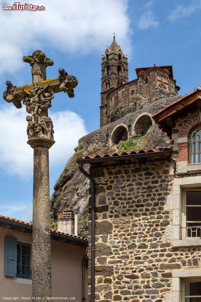 Immagine La cappella di Saint Michel-d'Aiguilhe a Le Puy-en-Velay, Francia - © Steve Allen / Shutterstock.com