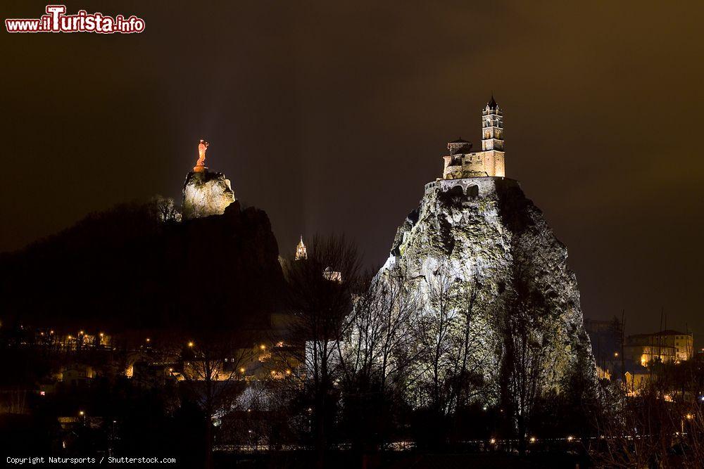 Immagine La cappella di Saint Michel d'Aiguilhe by night a Le Puy-en-Velay, Francia. Venne costruita nel 962 su una formazione lavica alta 85 metri - © Natursports / Shutterstock.com
