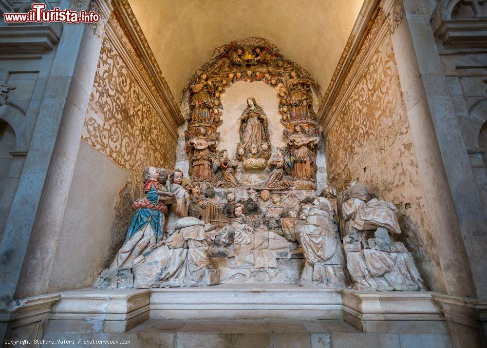 Immagine La cappella di San Bernardo a Alcobaca, Portogallo. Situata sul lato meridionale del transetto, questa cappella è decorata da un gruppo di sculture raffiguranti la morte del santo. Si tratta di uno dei lavori più importanti realizzati dai monaci seicenteschi - © Stefano_Valeri / Shutterstock.com