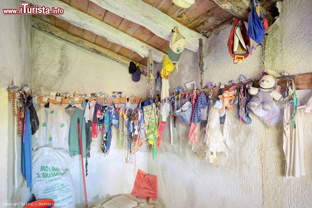 Immagine La cappella ex voto delle Tre Vergini nel Parco dei Nebrodi, Sicilia. Si trova in contrada Acquasanta sul Monte Trearie: questo piccolo santuario si distingue da una normale casetta rustica per la croce posizionata sul tetto. All'interno ci sono un altarino con una piccola pozza d'acqua sulfurea e gli ex voto appesi ai muri - © ollirg / Shutterstock.com