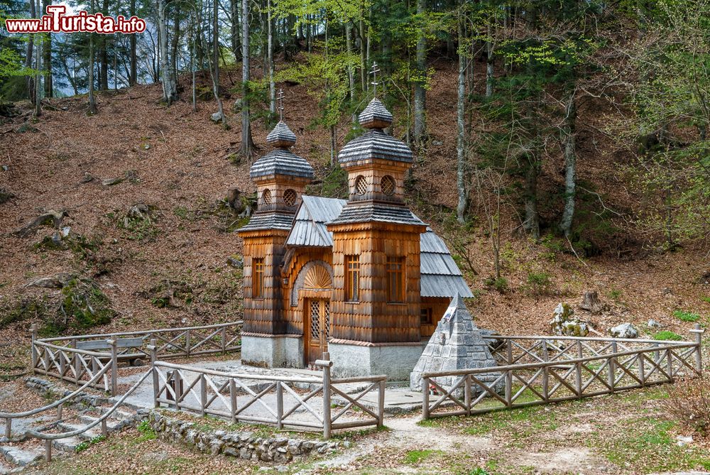 Immagine La cappella russa di legno nei pressi di Kranjska Gora, Slovenia. Costruito dai prigionieri di guerra nel primo conflitto mondiale, l'edificio si presenta con due torrette in stile russo.