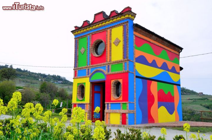 Immagine La cappella sconsacrata di Santa Maria delle Grazie a La Morra, Cuneo, Piemonte. Costruita nel 1914 per radunare la gente che lavorava nelle vigne circostanti durante i temporali o le gradinate, questa chiesetta venne successivamente acquistata dall'azienda Ceretto assieme a 6 ettari di vigneto. A occuparsi del restauro di questo edificio religioso sono stati due artisti di grande fama internazionale, Sol LeWitt e David Tremlett. Il primo è intervenuto all'esterno della costruzione mentre il secondo ha proceduto alla realizzazione delle decorazioni interne