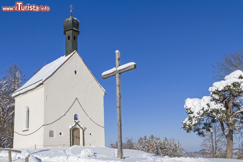 Immagine La cappella Wintry Leonhardi sul Monte Calvario a Bad Tolz, Germania, fotografata in inverno con la neve.