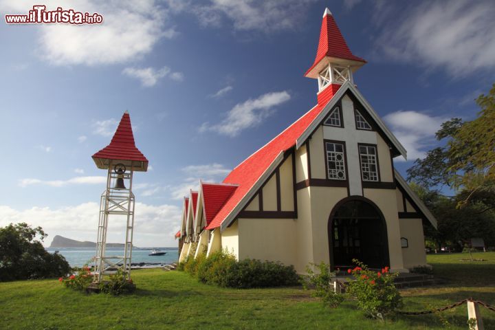 Immagine Chiesa cattolica con campanile a Cap Malheureux, isola di Mauritius - La caratteristica architettura dell'dificio religioso dedicato al culto cattolico ospitato a nord dell'isola: la chiesetta, assieme a Coin de Mire, è lo scorcio panoramico più fotografato © Alexey Goosev / Shutterstock.com