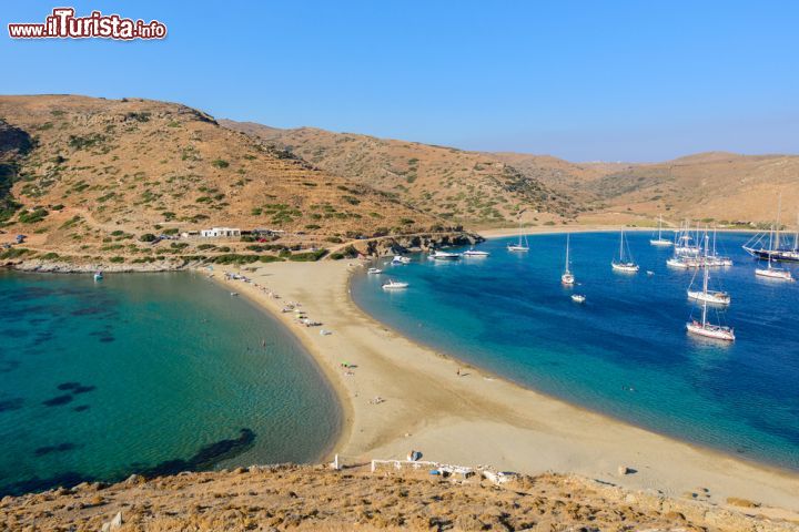 Immagine La caratteristica spiaggia di Kolona a Kythnos, Grecia. Le acque blu intenso e azzurro del mar Egeo lambiscono entrambi i lati della spiaggia di Kolona - © Michael Paschos / Shutterstock.com