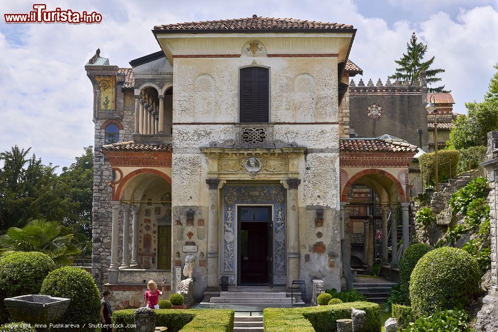 Immagine La casa-museo Lodovico Pogliaghi al Sacro Monte di Varese, Lombardia. E' situata al termine del viale delle Cappelle ed espone una ricca collezione di opere d'arte contemporanea databili fra Rinascimento e Barocco - © Anna Pushkareva / Shutterstock.com