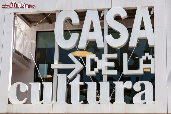Immagine La Casa de la Cultura di Lloret de Mar, lungo la Costa Brava spagnola, è uno degli edifici più all'avanguardia della città. Progettata da Daniel Mòdol, è affacciata su Plaza Pere Torrent: non altissima ma ampia, composta di più volumi come una grande scultura cubista, contiene la biblioteca municipale, un parco giochi per bambini, uffici e altri ambienti a uso sociale - © Philip Lange / Shutterstock.com
