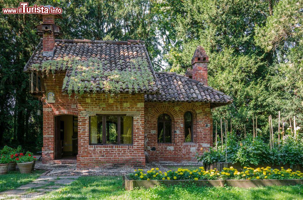 Immagine La casa dei bambini a Grazzano Visconti: giochi d’acqua, fossati, aiuole, ampi viali e boschi confezionano un elegante giardino all'italiana che porta all’agognato belvedere affacciato sulla campagna nonché alla casetta dei bambini (costruita dal duca per le figlie Uberta e Nane) e al labirinto presagito dalla guardia stoica delle due sfingi poste all’ingresso  - © Alessandro Cristiano / Shutterstock.com