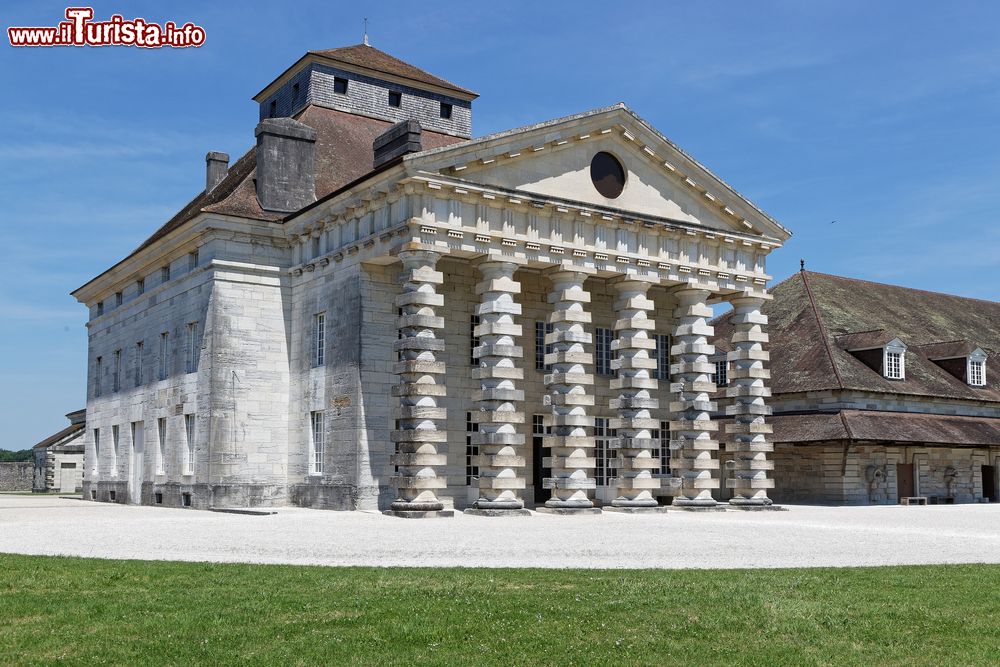 Immagine La Casa del Direttore alle Saline Reali di Arc-et-Senans, Francia. L'edificio si trova al centro del complesso, in asse con l'entrata e affiancata dai padiglioni per la lavorazione del sale.