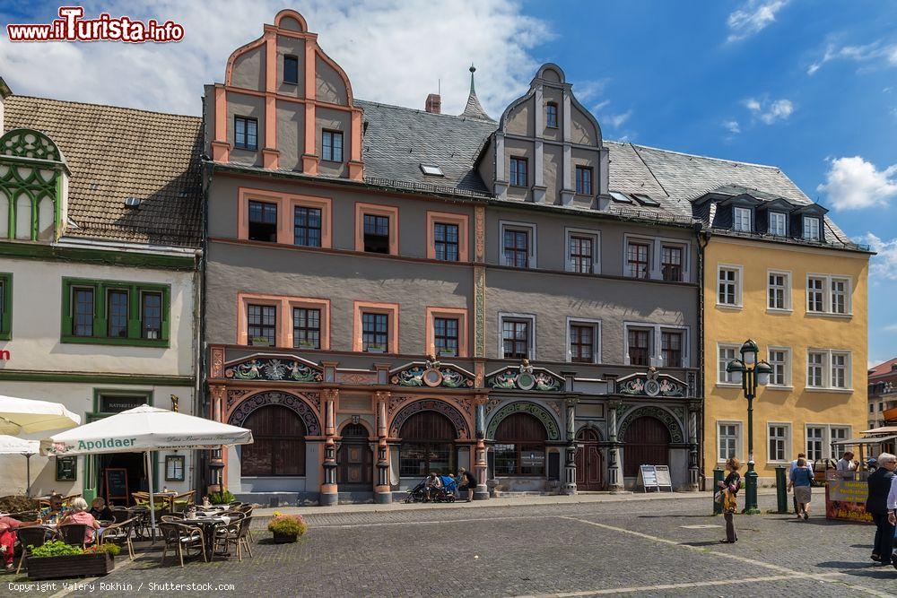 Immagine La casa del pittore Lucas Cranach in Market Square, Weimer, Germania. La sua costruzione risale al XVI° secolo ed è uno degli edifici storici della città della Turingia - © Valery Rokhin / Shutterstock.com
