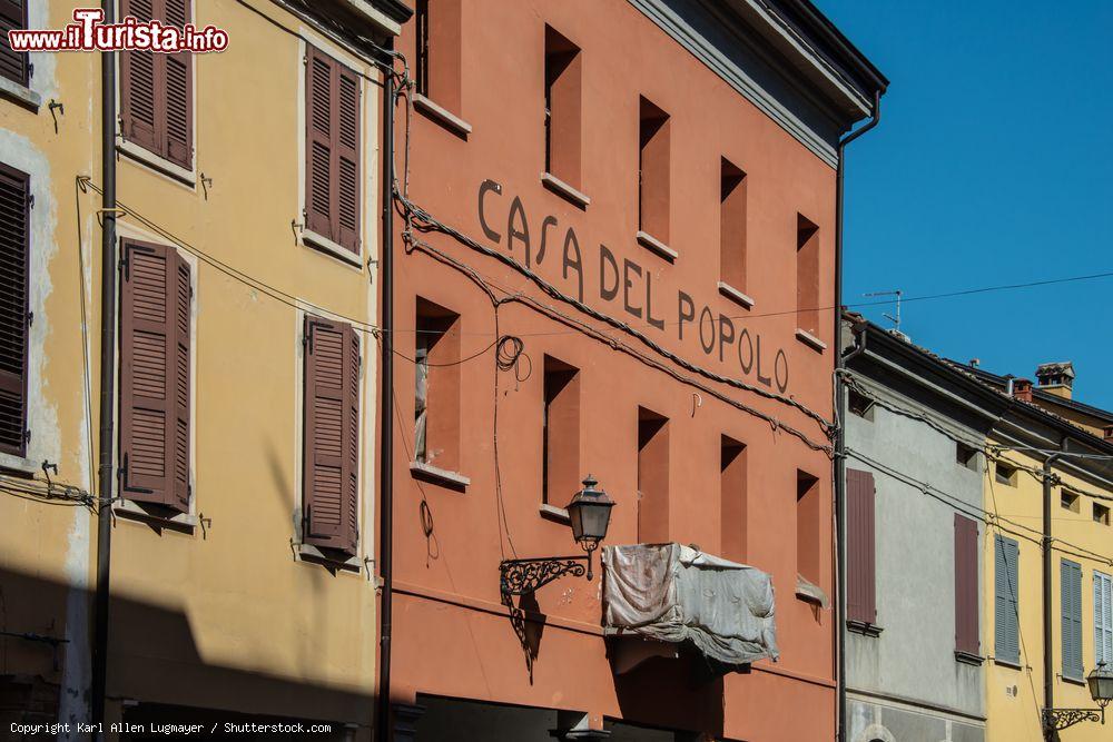 Immagine La Casa del Popolo di Brescello, uno dei luoghi simbolo dei fil di Don Camillo e Peppone - © Karl Allen Lugmayer / Shutterstock.com