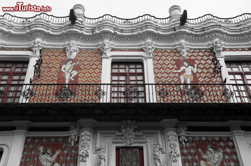 Immagine La Casa delle Bambole a Puebla, Messico. Esempio di architettura barocca, questo edificio deve il nome alla presenza sulla facciata di sedici figure umane grottesche.