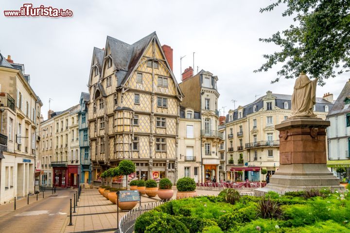 Immagine La Casa di Adam nel centro di Angers, Francia. Questo edificio a graticcio, costruito attorno al 1500, è il più antico della città - © 221238403 / Shutterstock.com