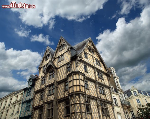 Immagine La Casa di Adamo nel centro di Angers, Francia. Eretta a partire dal 1491, è considerata uno dei più interessanti esempi di costruzione a graticcio - © 104520458 / Shutterstock.com