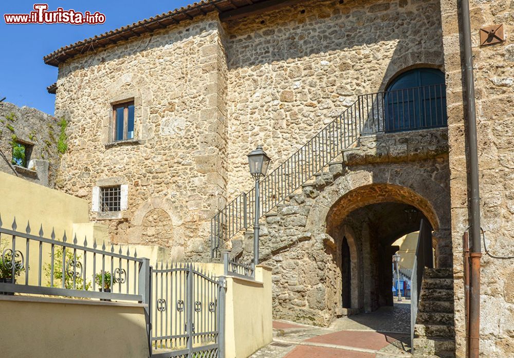 Immagine La Casa di San Tommaso d'Aquino, l'ingresso nella storica dimora (Lazio) - ©  www.aquinoturismo.it